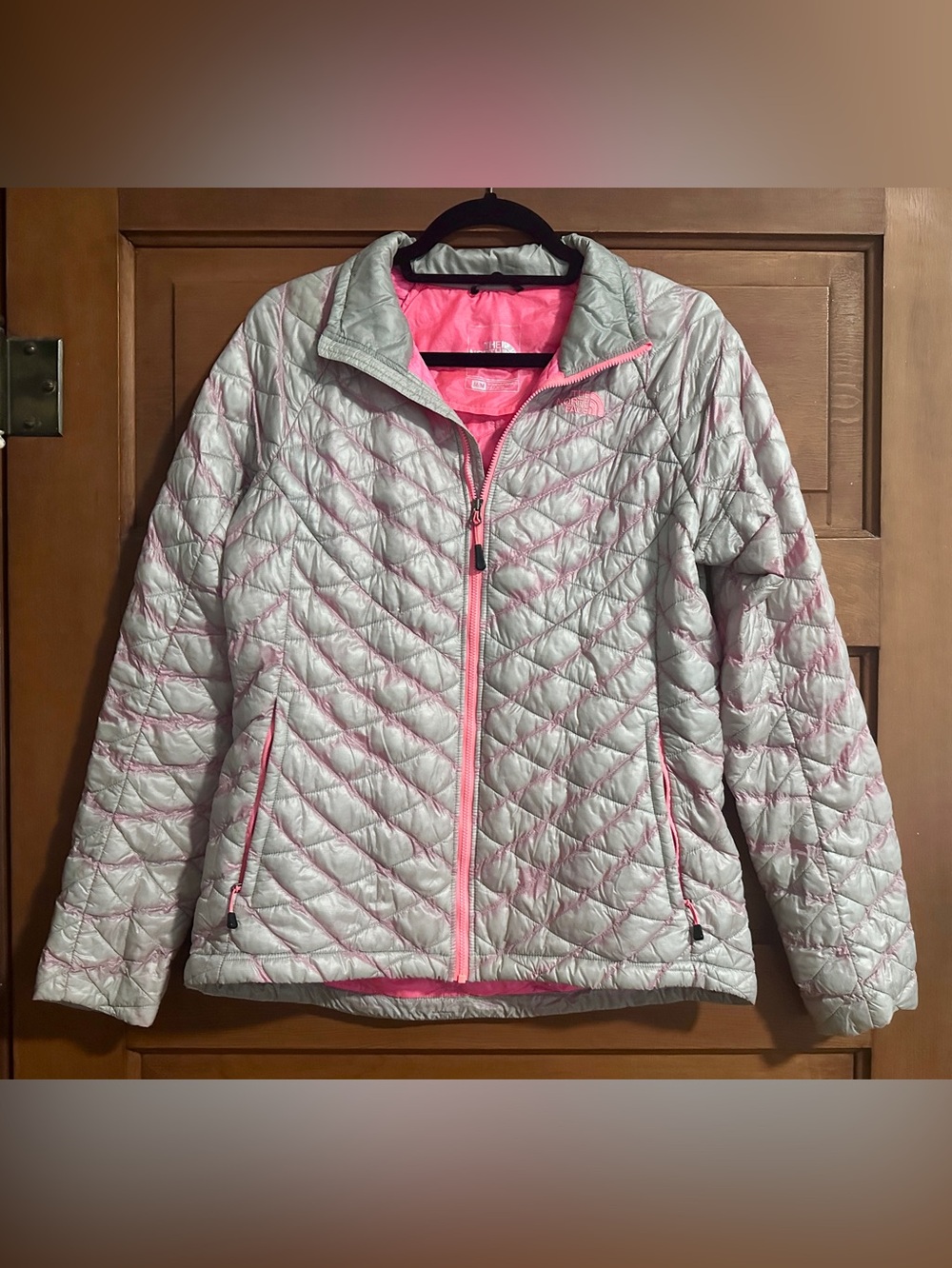 The North Face Women’s PACKABLE Jacket in Light Gray with HOT Pink Trim! EUC M